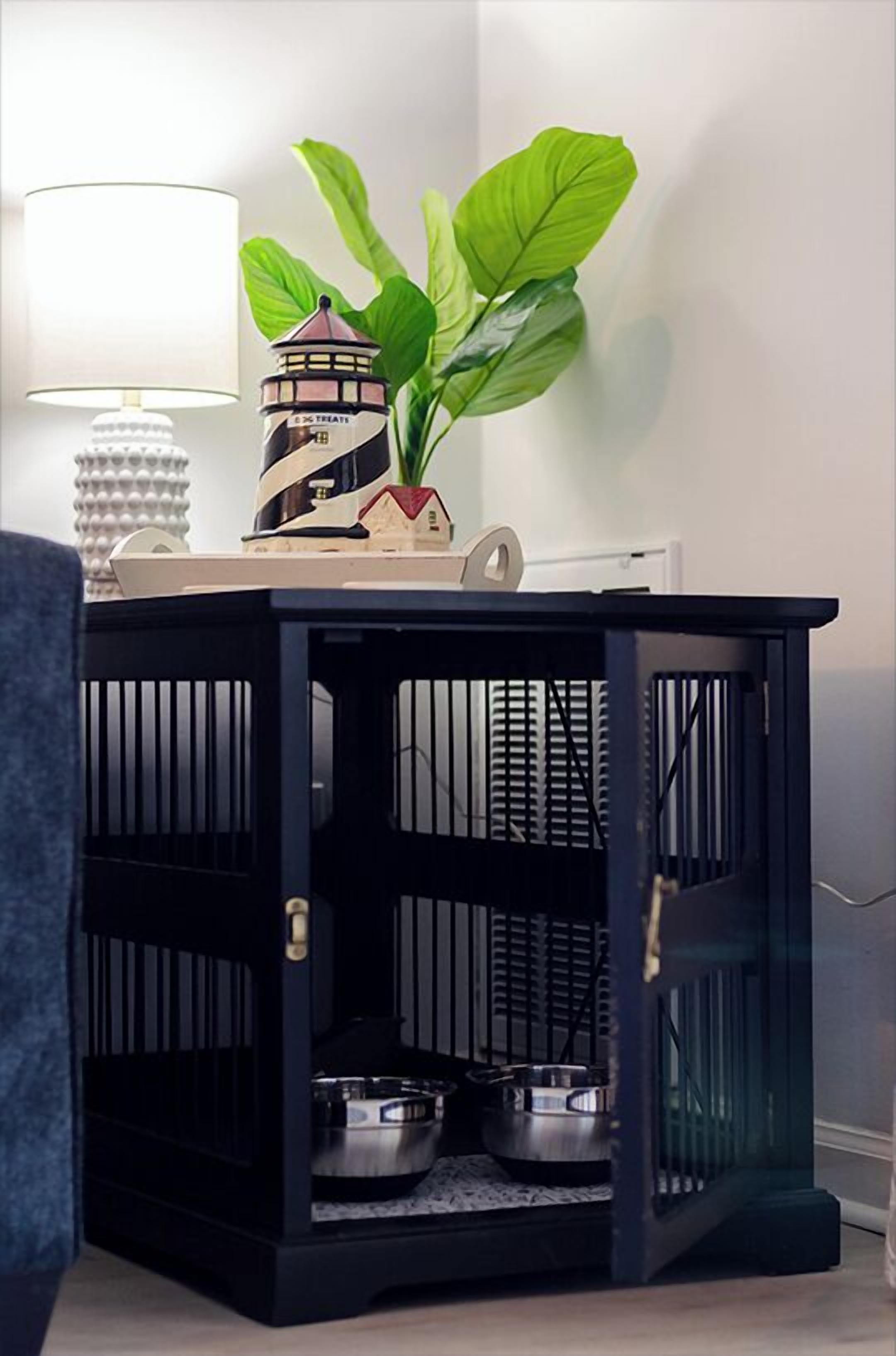 Ein schwarzes Haustierhäuschen mit zwei Näpfen, einer Lampe und einer Pflanze.
