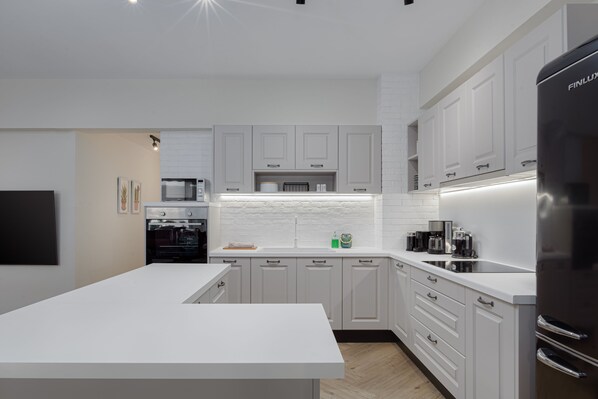 Refrigerador, microondas, horno y lavavajillas 