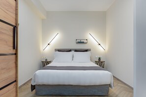 3 makuuhuonetta, tallelokero huoneessa, työpöytä, silitysrauta/-lauta