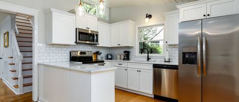 Jääkaappi, mikroaaltouuni, uuni, liesi