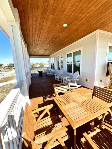 Harts Haven South-3 min walk to beach access.