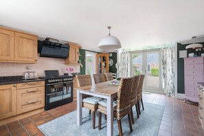 Fridge, microwave, oven, stovetop - NEWLY REFURBED Coach house, private garden, Hot Tub, Games rm, Lake, Up to 8pax (Ferndown)
