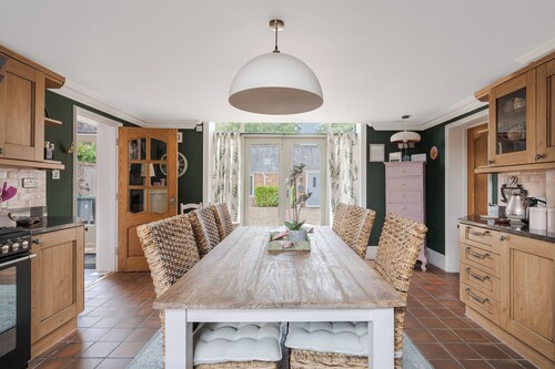 NEWLY REFURBED Coach house, private garden, Hot Tub, Games rm, Lake, Up to 8pax