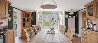 NEWLY REFURBED Coach house, private garden, Hot Tub, Games rm, Lake, Up to 8pax