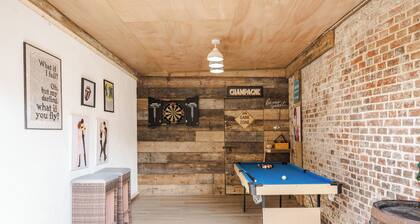 NEWLY REFURBISHED Coach house, private garden, Hot Tub, Games rm, Lake, sleeps 8