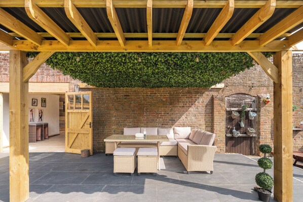 Terrace/patio - NEWLY REFURBED Coach house, private garden, Hot Tub, Games rm, Lake, Up to 8pax (Ferndown)