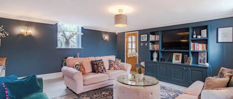 Smart TV, books, stereo, offices