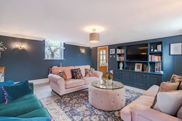 Smart-TV, Bücher, Stereoanlage, Arbeitsbereiche