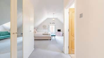 Smart TV, books, stereo, offices