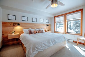 3 sovrum, skrivbord, strykjärn/strykbräda och resesäng