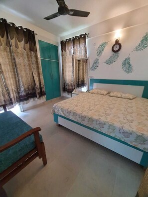 2 bedrooms, desk, iron/ironing board, free WiFi