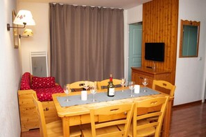 Dining - 300m from shops, Ground floor, swimming pool, sauna, balcony, parking, tv, ski locker, 30m² (Le Dévoluy)