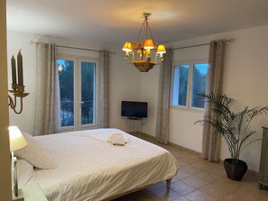 4 dormitorios, tabla de planchar con plancha, cuna de viaje y wifi