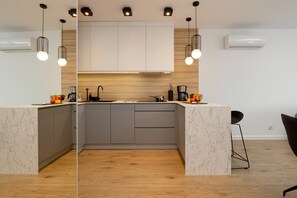 Micro-ondas, fogão, lava-louças, cafeteira/chaleira