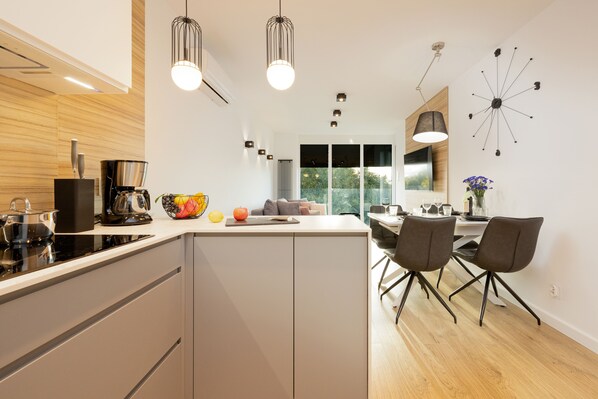 Apartamento, 1 quarto, acesso à piscina | Cozinha americana privada | Micro-ondas, fogão, lava-louças, cafeteira/chaleira