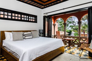 3 habitaciones, escritorio, tabla de planchar con plancha y wifi