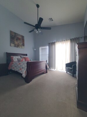 3 bedrooms, iron/ironing board, free WiFi, bed sheets - Only miles 6 away from The Strip and 5 miles from the airport.  (Las Vegas)