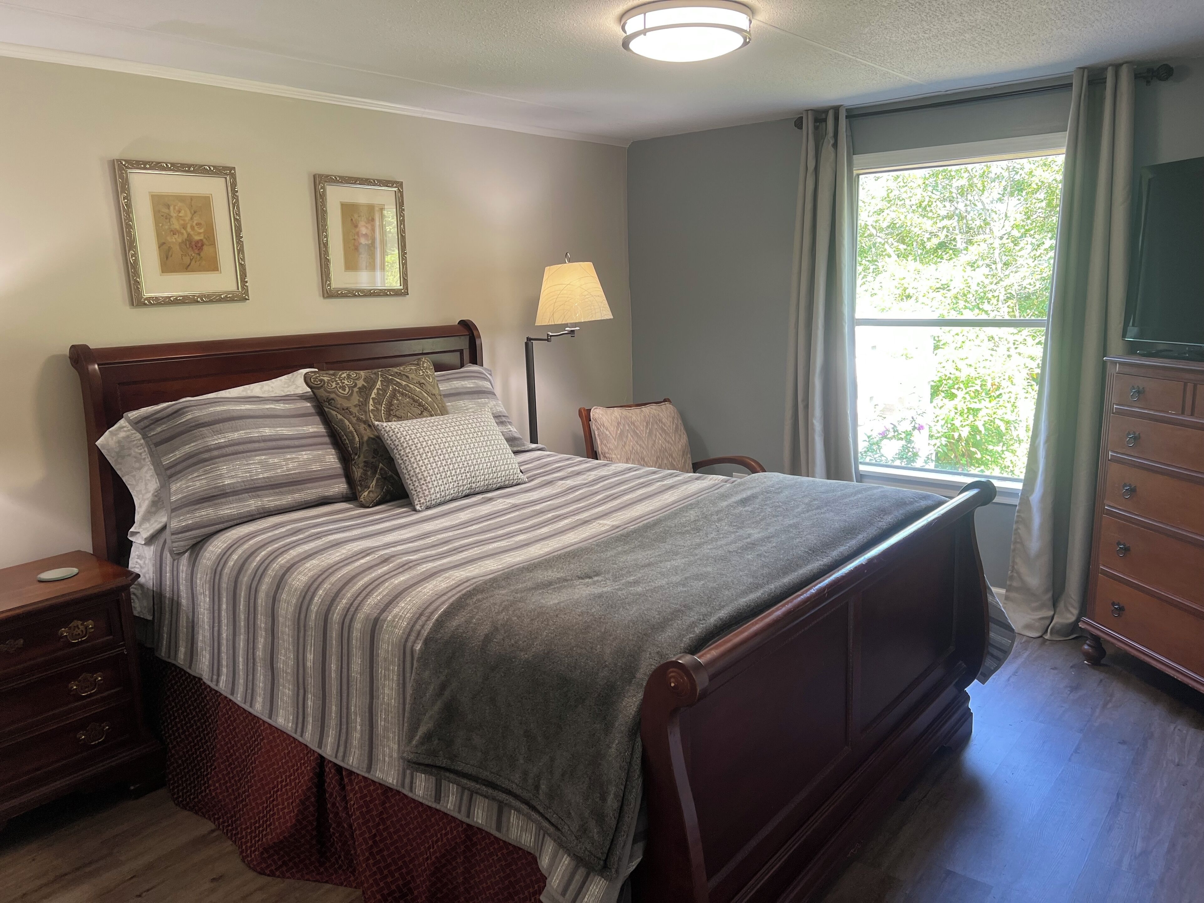 4 bedrooms, desk, iron/ironing board, free WiFi