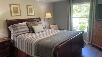 4 bedrooms, desk, iron/ironing board, free WiFi