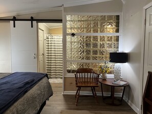 4 bedrooms, desk, iron/ironing board, free WiFi