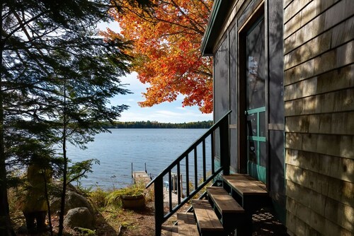 The perfect lakefront cabin close to Acadia National Park