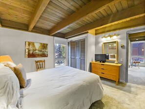 Pientalo, 4 makuuhuonetta | 4 makuuhuonetta, kannettavalle tietokoneelle sopiva työtila