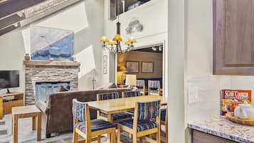 Townhome, 4 Bedrooms | Private kitchen | Fridge, oven, coffee/tea maker, toaster