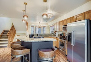 Maison en rangée, 4 chambres | Cuisine privée | Réfrigérateur, un four, cafetière-théière, grille-pain
