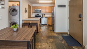Cocina compacta con lavadora, microondas y refrigerador.