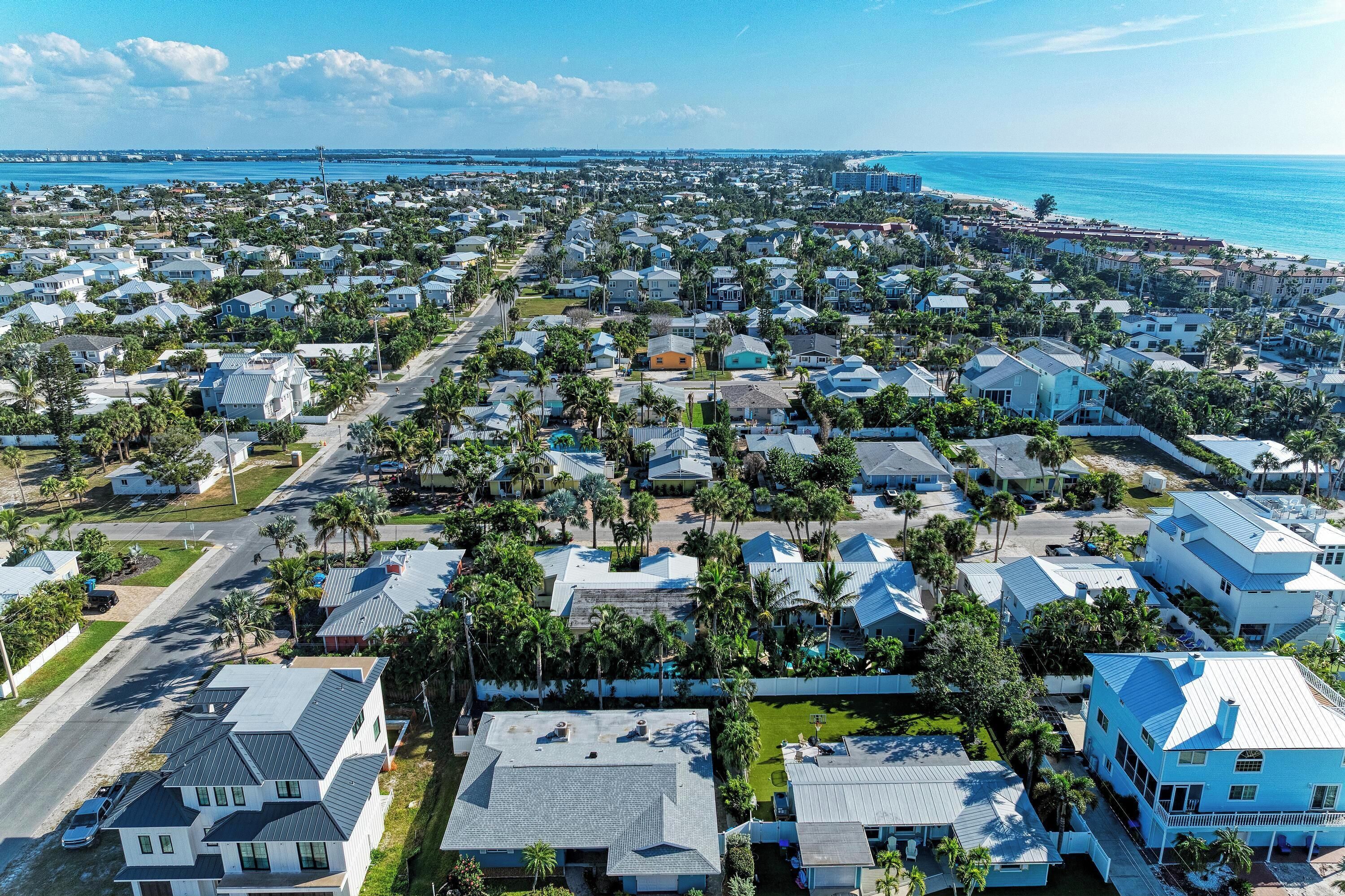 Un quartier résidentiel avec des maisons, des rues et une plage en arrière-plan.