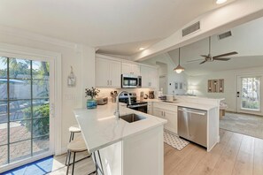 Fridge, stovetop, dishwasher