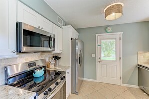 Fridge, microwave, stovetop, dishwasher