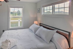 3 bedrooms, desk, laptop workspace, iron/ironing board - Unique Blue Ridge Haven, 12 Mi to Asheville! (Leicester)