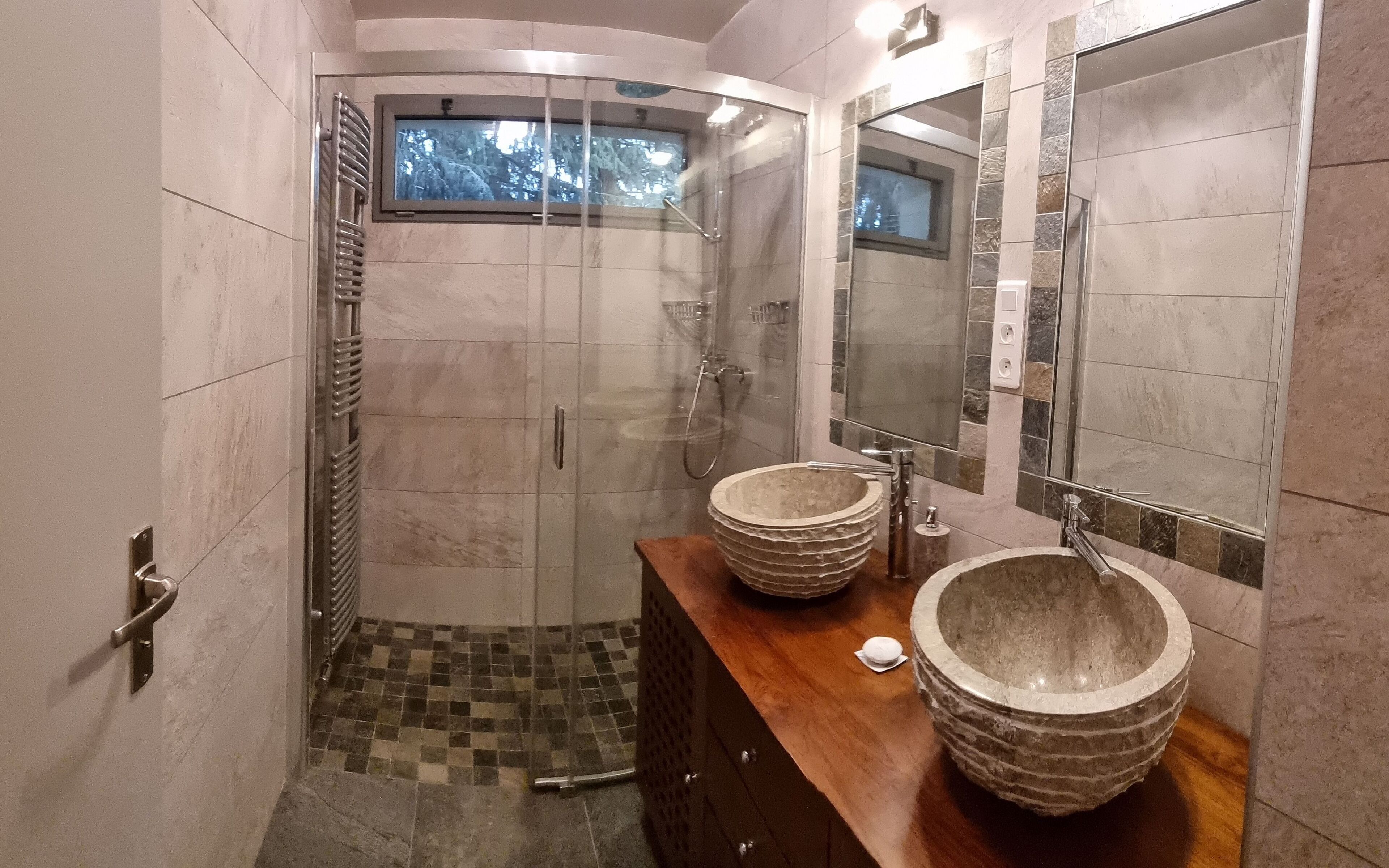 Dusche, Haartrockner, Handtücher, Toilettenpapier