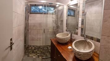 Dusche, Haartrockner, HandtĂŒcher, Toilettenpapier