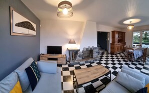 Televisie, een dvd-speler en boeken