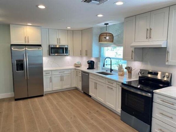 Kühlschrank, Mikrowelle, Ofen, Herdplatte