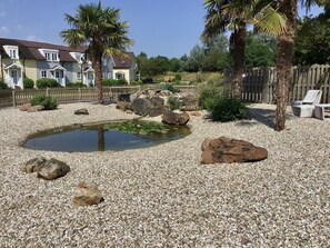 Property grounds - Welcome to 'ThatOne' our Cotswold Lakeside holiday home. (Cirencester)