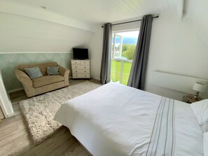 3 bedrooms, iron/ironing board, travel crib, free WiFi - Welcome to 'ThatOne' our Cotswold Lakeside holiday home. (Cirencester)