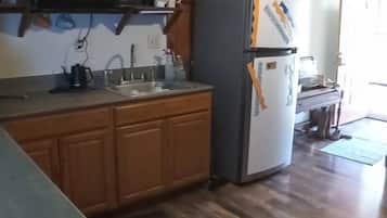 Réfrigérateur, micro-ondes, cafetiÚre/bouilloire, bouilloire électrique