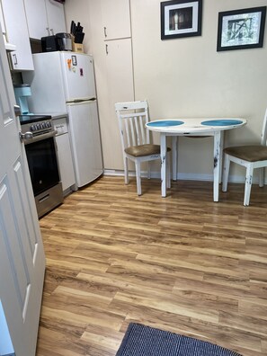 Private kitchen - Nikki’s Quiet Little Island Getaway (Carolina Beach)