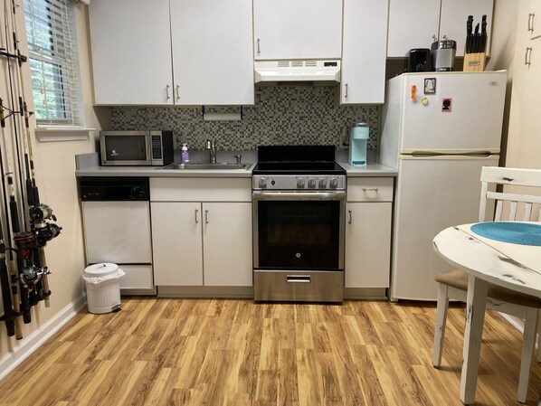 Private kitchen - Nikki’s Quiet Little Island Getaway (Carolina Beach)