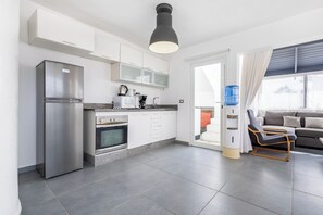 Réfrigérateur, four à micro-ondes, un four, surface de cuisson