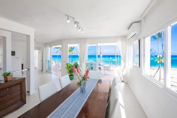 The amazing ocean view of this spacoius living room will inspire you.