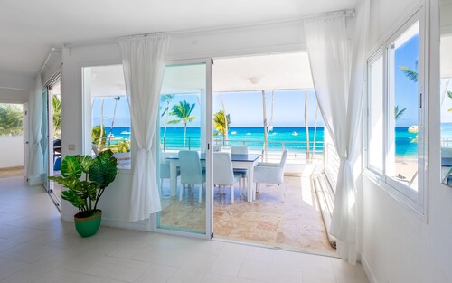 Ocean View Luxury Apartment Directly on the Los Corales Beach