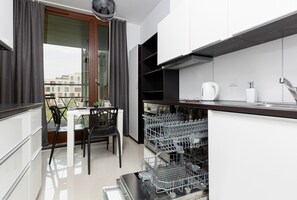 Microwave, dishwasher, coffee/tea maker, cookware/dishes/utensils - Studio Kolejowa Warsaw by Renters (Warsaw)