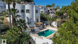 A white villa with a pool, surrounded by greenery and overlooking a coastal area. - Villa GOOD VIBES by Abahana Villas (Benissa)