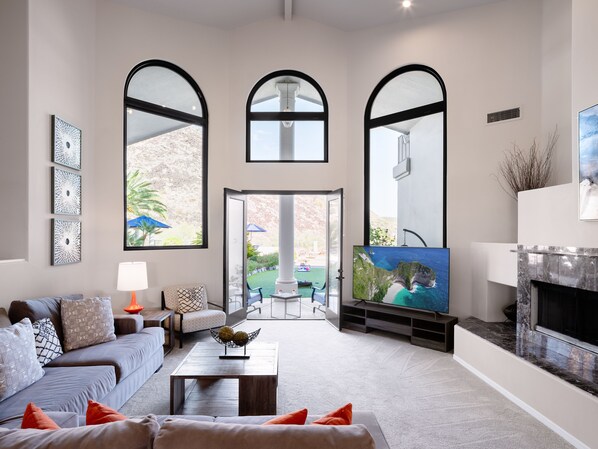 Smart-tv, bordtennisbord, bøger, kontorer