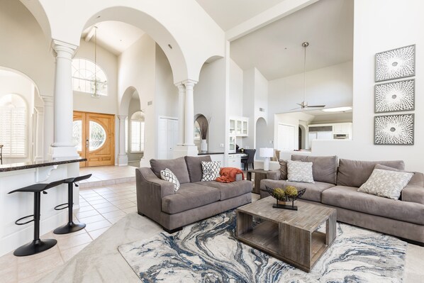 Smart TV, mesa de ping pong, libros, oficina