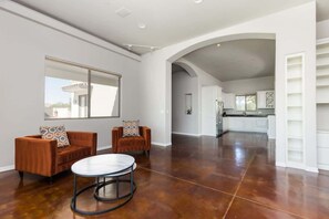 Smart TV, fireplace, offices - Luxury Mountain Estate-Guest Casita-Pool-Hot tub! (Scottsdale)